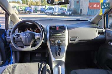 Хэтчбек Toyota Auris 2011 в 