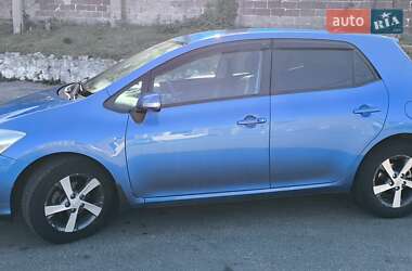 Хэтчбек Toyota Auris 2011 в 