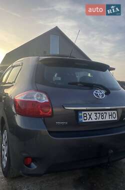 Хэтчбек Toyota Auris 2011 в 