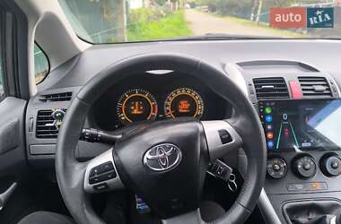 Хэтчбек Toyota Auris 2011 в 