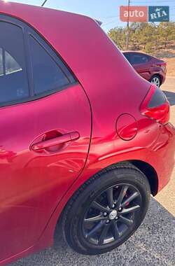 Хэтчбек Toyota Auris 2010 в 