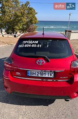 Хэтчбек Toyota Auris 2010 в 