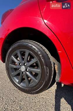 Хэтчбек Toyota Auris 2010 в 