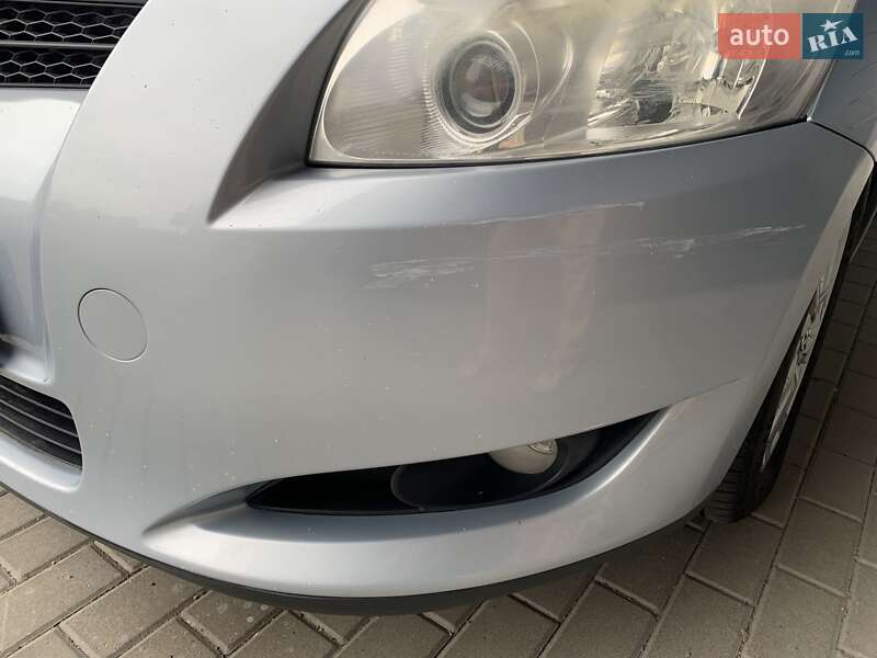 Хэтчбек Toyota Auris 2007 в Киеве