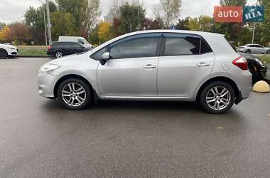 Хэтчбек Toyota Auris 2011 в 