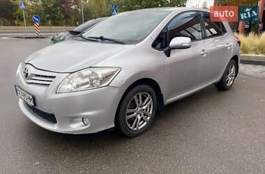 Хэтчбек Toyota Auris 2011 в 