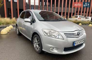 Хэтчбек Toyota Auris 2011 в 