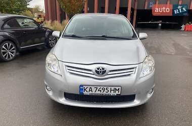 Хэтчбек Toyota Auris 2011 в 