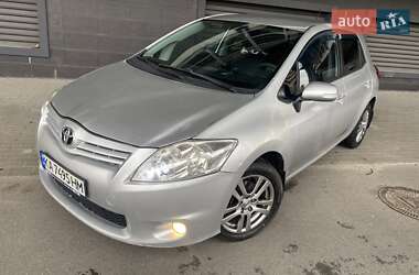 Хэтчбек Toyota Auris 2011 в 