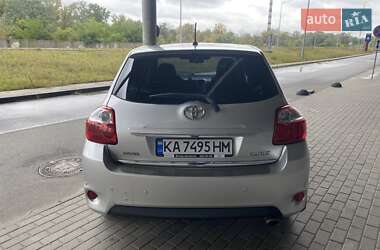 Хэтчбек Toyota Auris 2011 в 