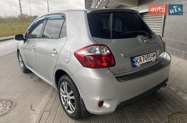 Хэтчбек Toyota Auris 2011 в 