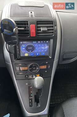 Хэтчбек Toyota Auris 2011 в 