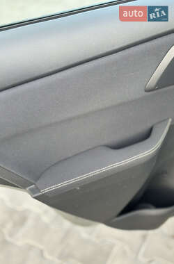 Хэтчбек Toyota Auris 2014 в 