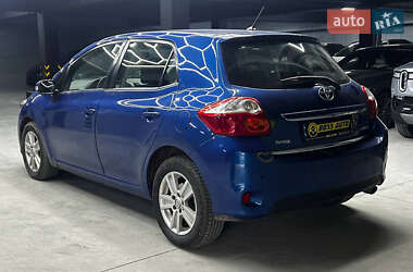 Хетчбек Toyota Auris 2011 в 