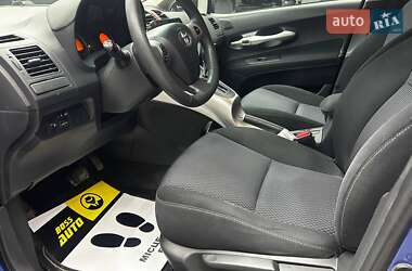 Хетчбек Toyota Auris 2011 в 
