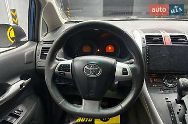 Хетчбек Toyota Auris 2011 в 