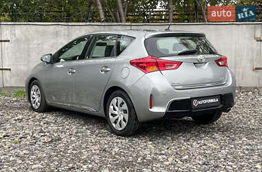 Хэтчбек Toyota Auris 2012 в 