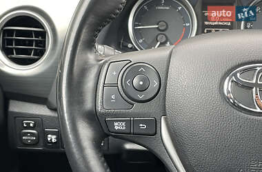 Хэтчбек Toyota Auris 2012 в 