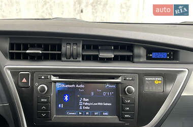 Хэтчбек Toyota Auris 2012 в 