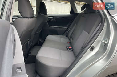 Хэтчбек Toyota Auris 2012 в 