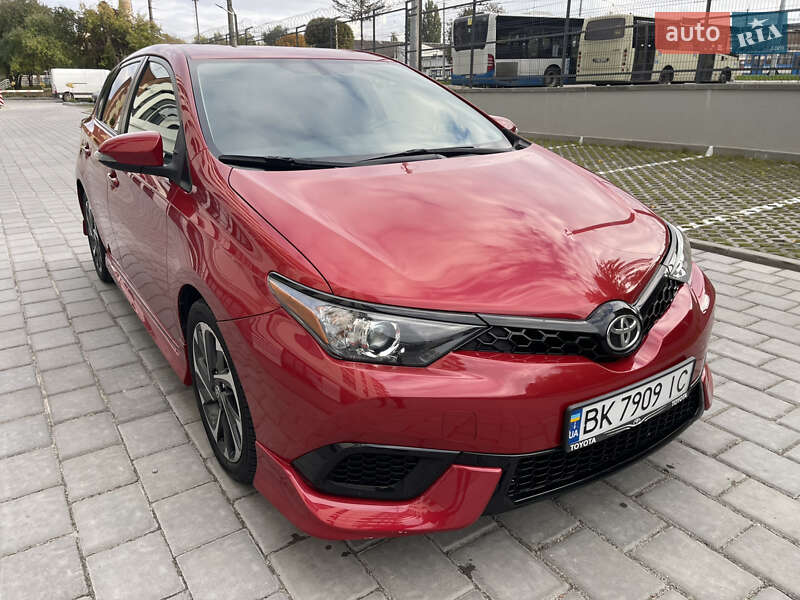 Хэтчбек Toyota Auris 2015 в Ровно