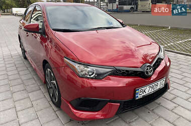 Хэтчбек Toyota Auris 2015 в 