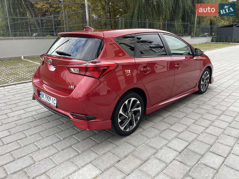 Хэтчбек Toyota Auris 2015 в Ровно