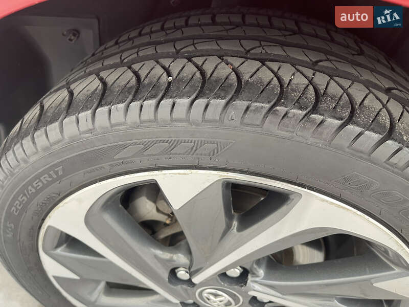 Хэтчбек Toyota Auris 2015 в Ровно