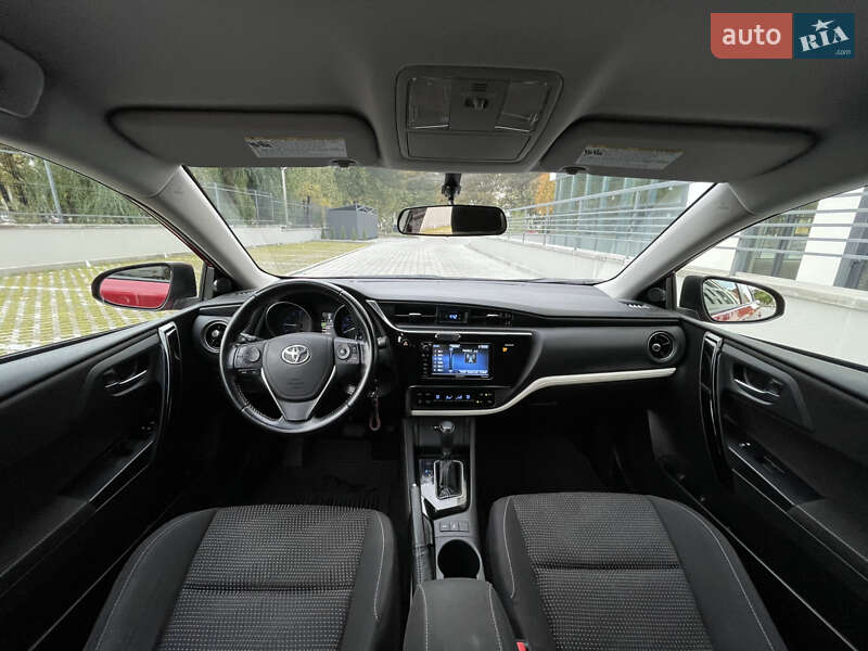 Хэтчбек Toyota Auris 2015 в Ровно