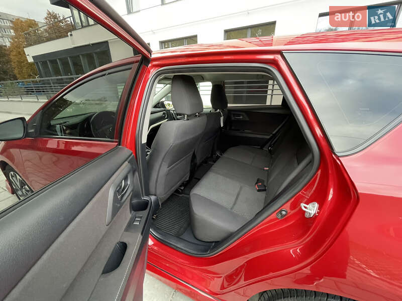 Хэтчбек Toyota Auris 2015 в Ровно