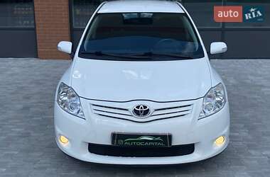 Хэтчбек Toyota Auris 2011 в 