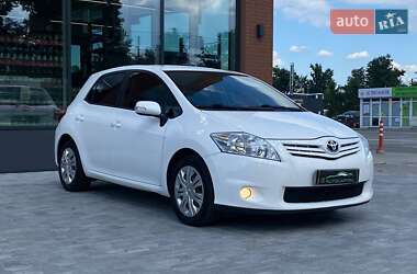 Хэтчбек Toyota Auris 2011 в 