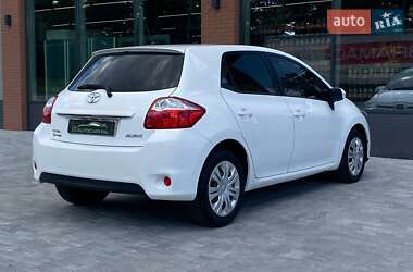 Хэтчбек Toyota Auris 2011 в 
