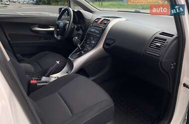 Хэтчбек Toyota Auris 2011 в 