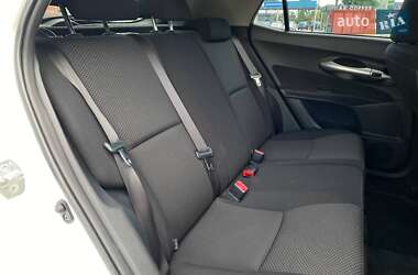 Хэтчбек Toyota Auris 2011 в 