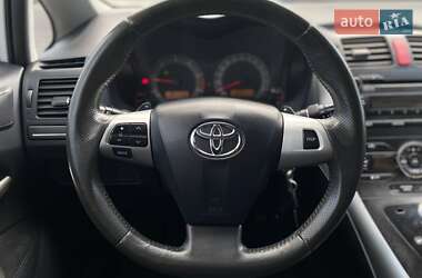 Хэтчбек Toyota Auris 2011 в 
