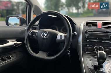 Хэтчбек Toyota Auris 2011 в 
