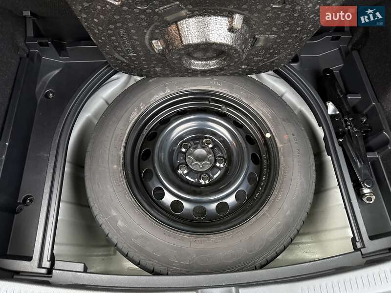 Хэтчбек Toyota Auris 2014 в Виннице