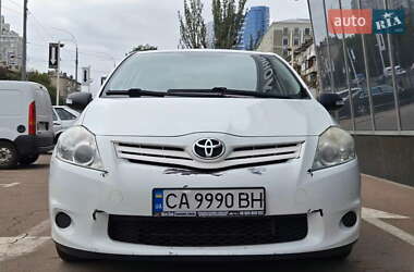 Хэтчбек Toyota Auris 2011 в 