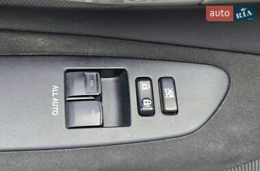 Хэтчбек Toyota Auris 2011 в 