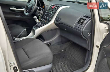 Хэтчбек Toyota Auris 2011 в 