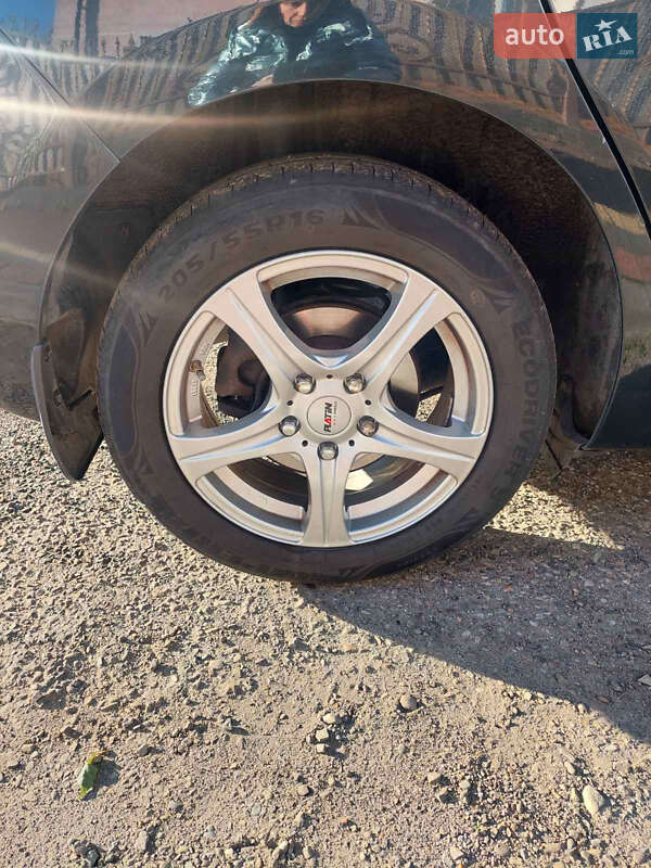 Хетчбек Toyota Auris 2013 в Стрию