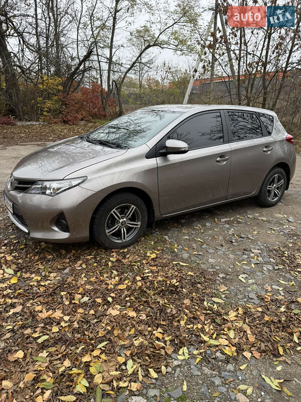 Хэтчбек Toyota Auris 2013 в Кропивницком