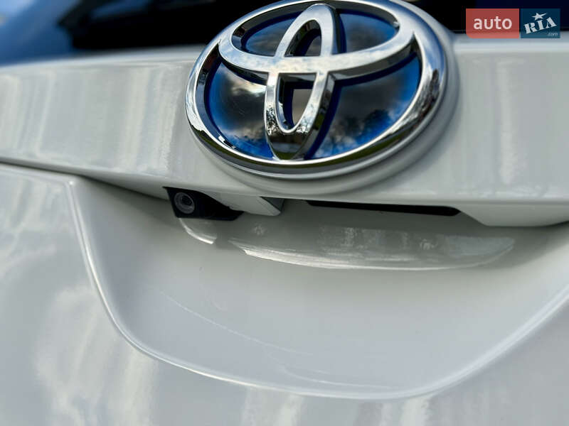 Хэтчбек Toyota Auris 2014 в Луцке