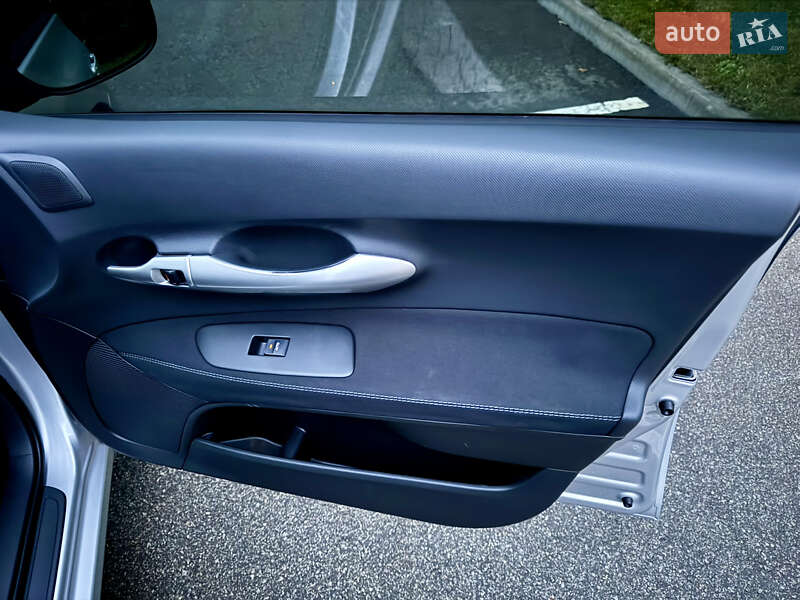 Хэтчбек Toyota Auris 2010 в Киеве фото 19 Хэтчбек Toyota Auris 2010 в Киеве