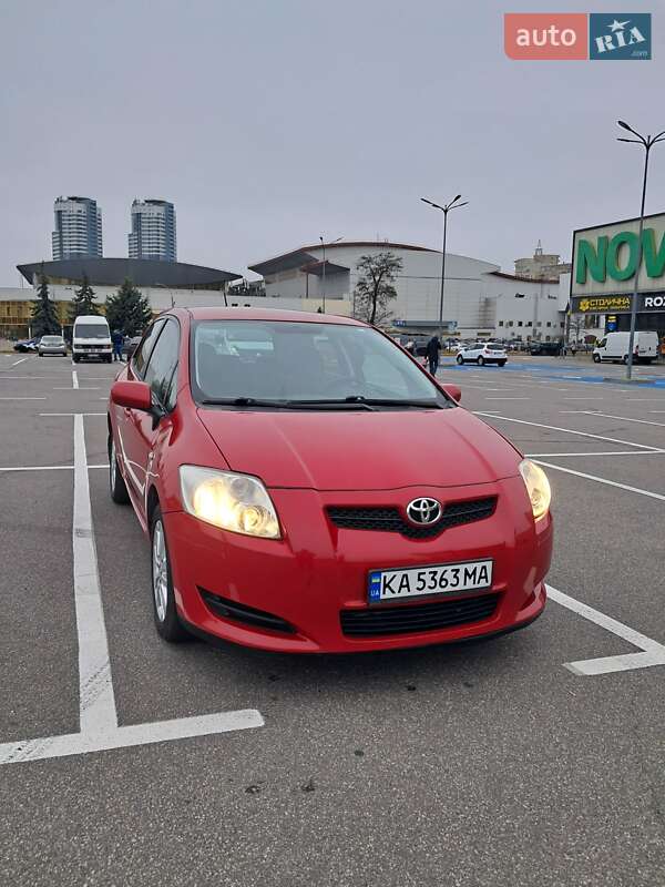 Хэтчбек Toyota Auris 2011 в Киеве