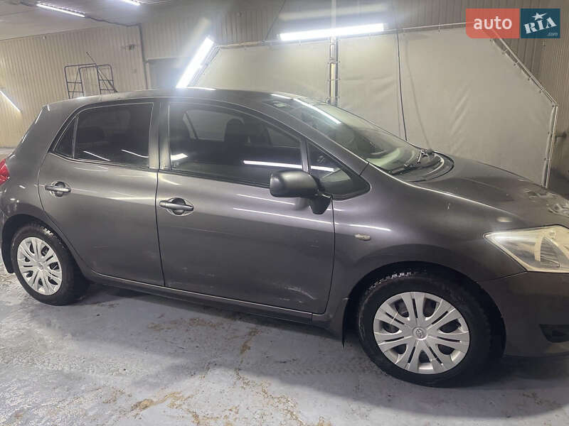 Хэтчбек Toyota Auris 2008 в Каменском