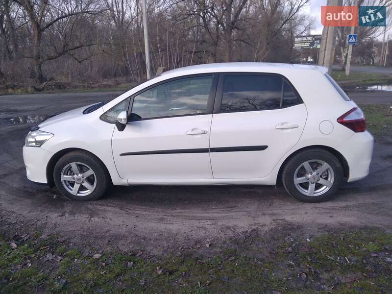 Хэтчбек Toyota Auris 2011 в Кропивницком