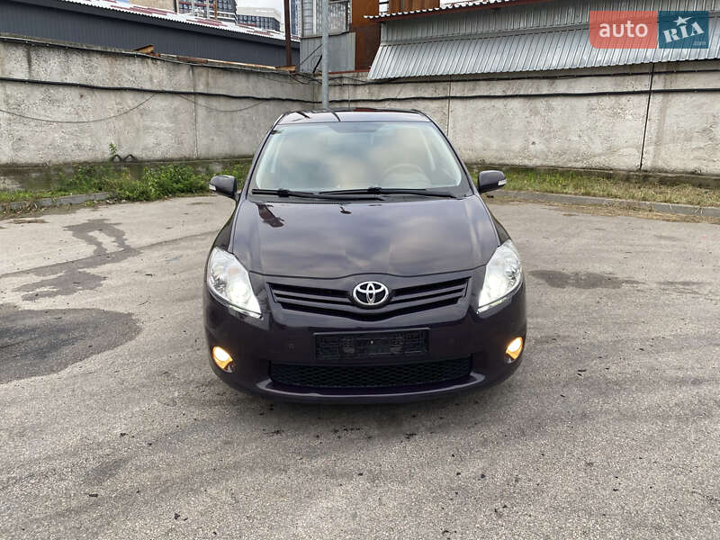Хэтчбек Toyota Auris 2010 в Киеве