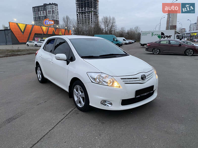 Хэтчбек Toyota Auris 2012 в Киеве